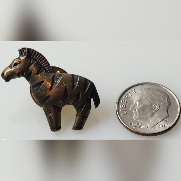 Zebra Brooch - Picture 5 of 5